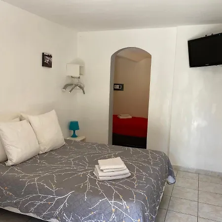 La Chaumiere 2*