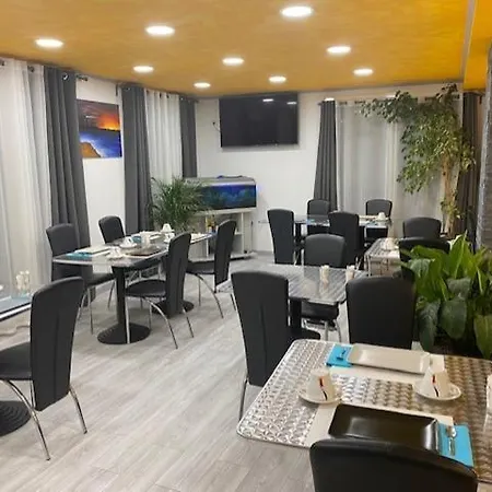 Logis La Chaumiere 2* مارسيلان